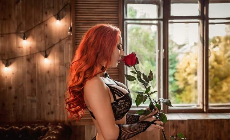 Прекрасная красивая девушка с рыжеватыми волосами на фото