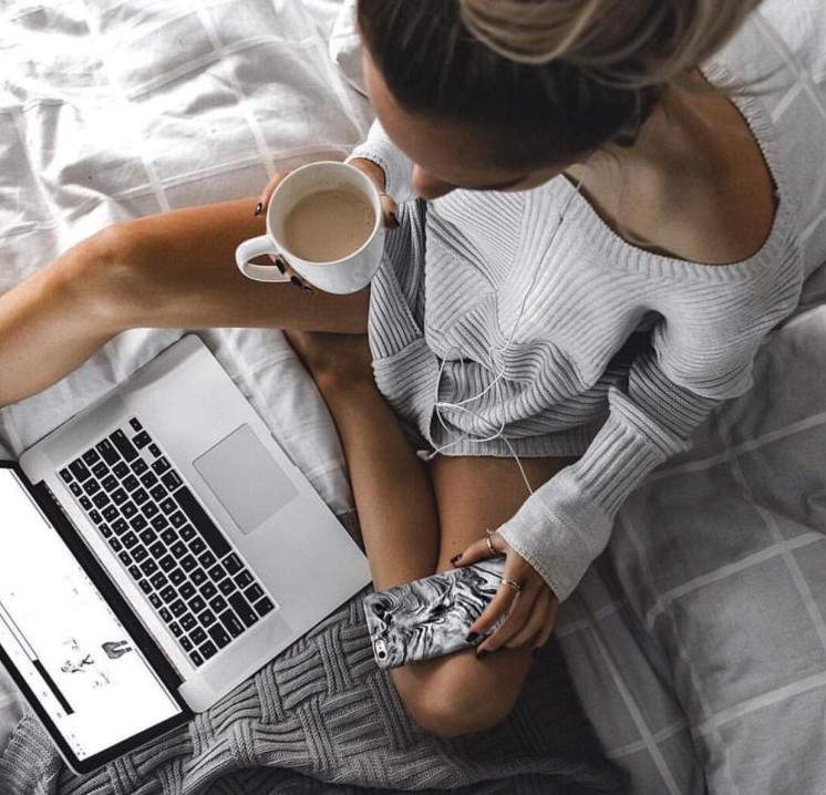 Рука очаровательные женщины на столе на фото