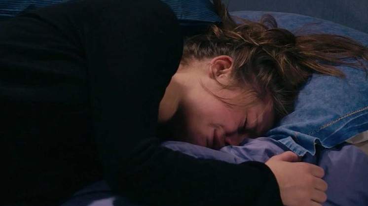 Рыдающая милая женщина в подушечку на фото