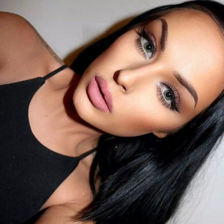 Сексуальные женщины с татуажем бровей на фото