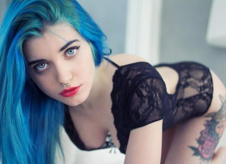 Синеволосая красивая девушка на фото