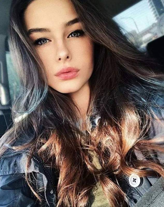 Специфичная красивая девушка на фото