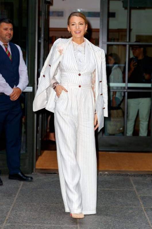 Стиль: Блейк лайвли в розовом костюме - фото идеи