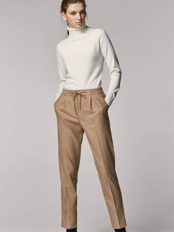 Стиль: Брюки серо коричневого цвета - фото идеи