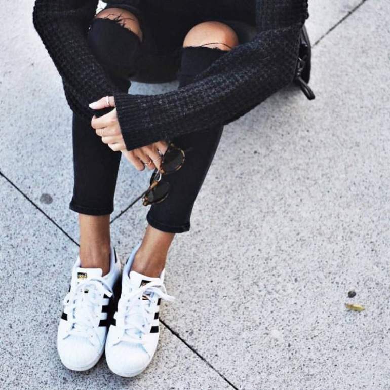 Стиль: Черные рваные штаны - фото идеи