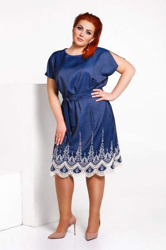 Стиль: Джинсовое платье с купонной вышивкой - фото идеи
