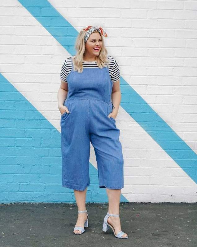 Стиль: Джинсовый комбинезон оверсайз - фото идеи