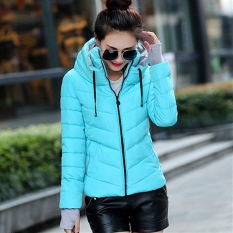 Стиль: Голубая короткая куртка - фото идеи