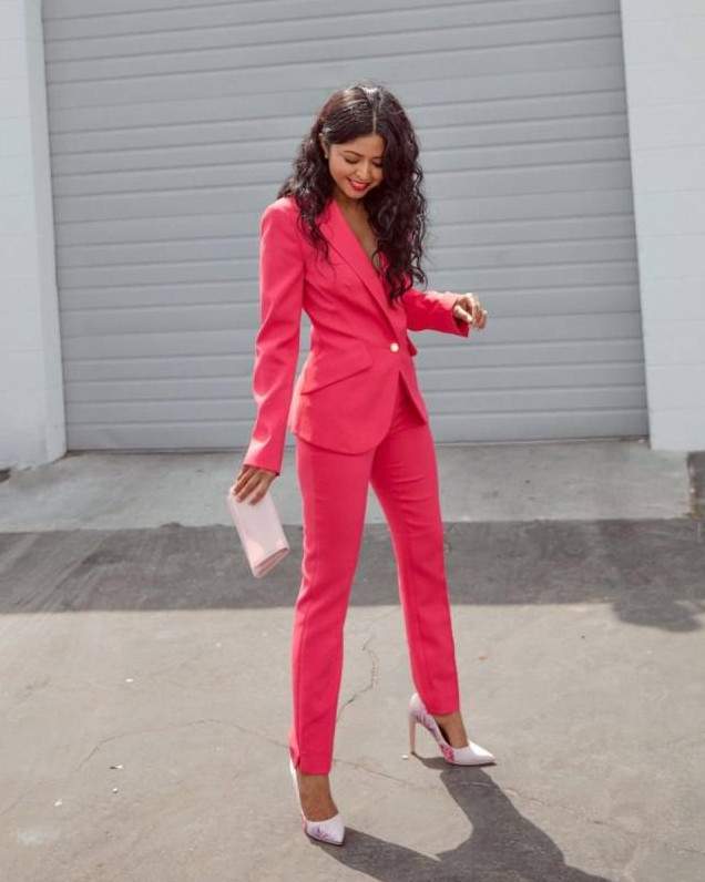 Стиль: Ярко розовый костюм - фото идеи