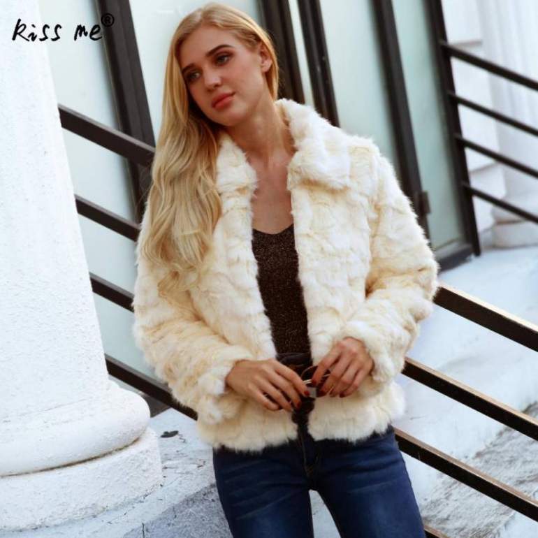 Стиль: Короткая куртка женская из искусственного меха - фото идеи