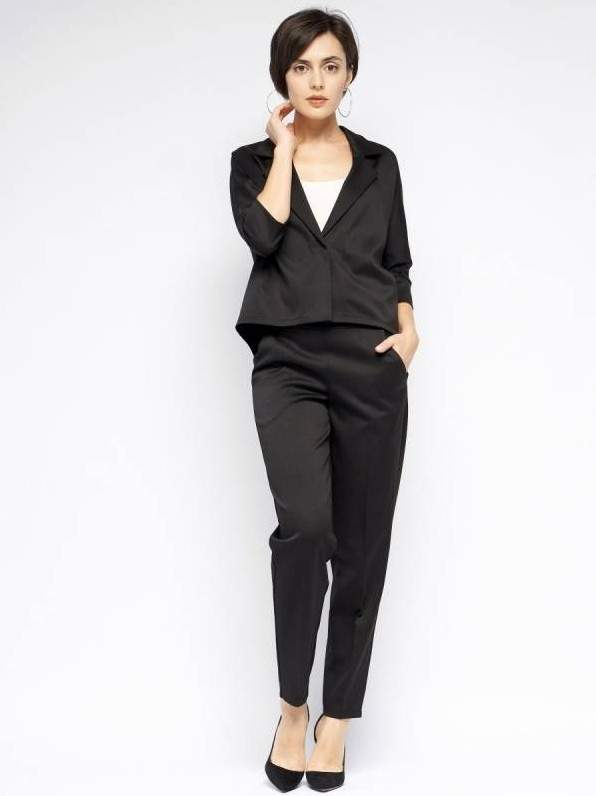 Стиль: Костюм с укороченными брюками - фото идеи