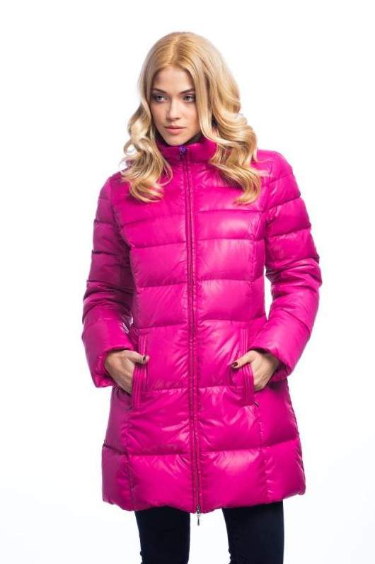 Стиль: Розовая куртка пуховик - фото идеи