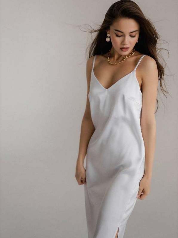 Стиль: Шелковое платье на бретелях - фото идеи