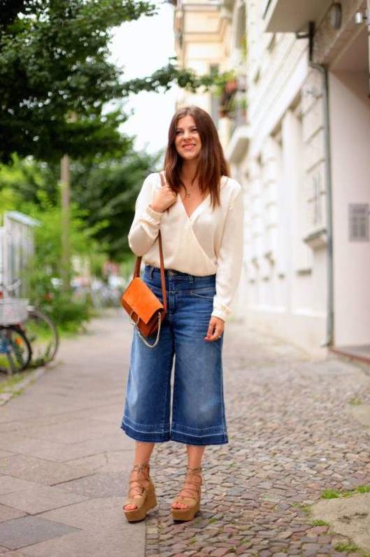 Стиль: Широкие укороченные джинсы - фото идеи