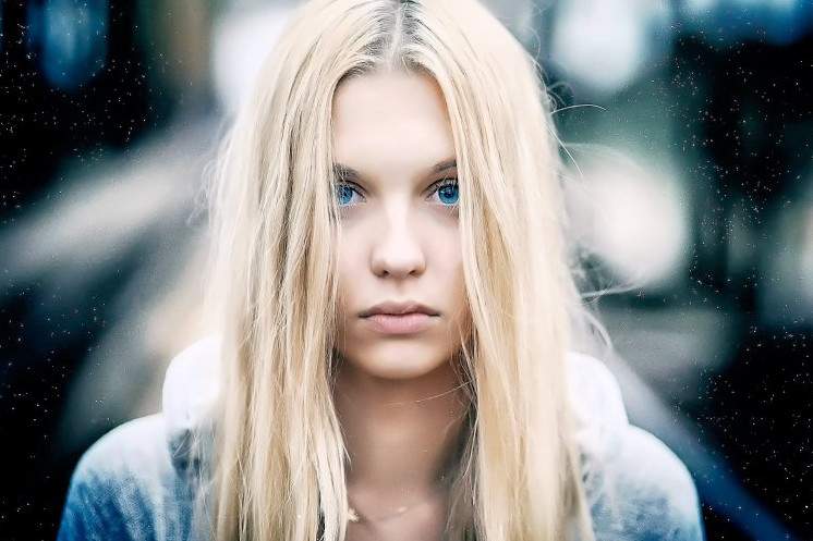 Светлокожие очаровательные женщины со светлыми волосами на фото