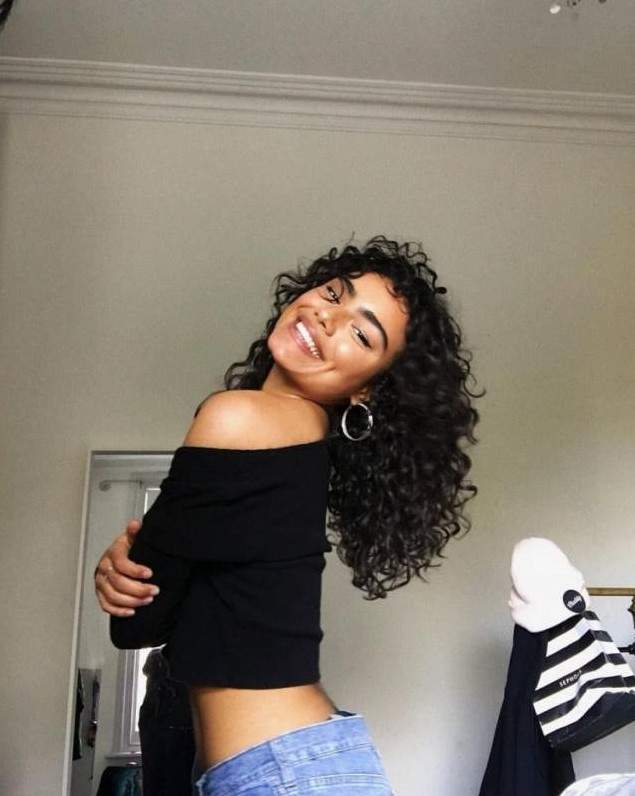 Темная кучерявая красивая девушка на фото