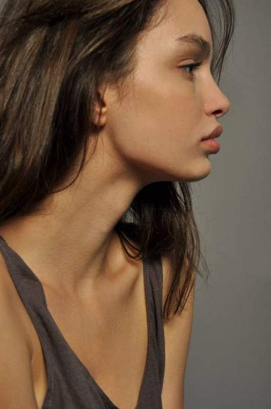 Толстый нос у девицы на фото