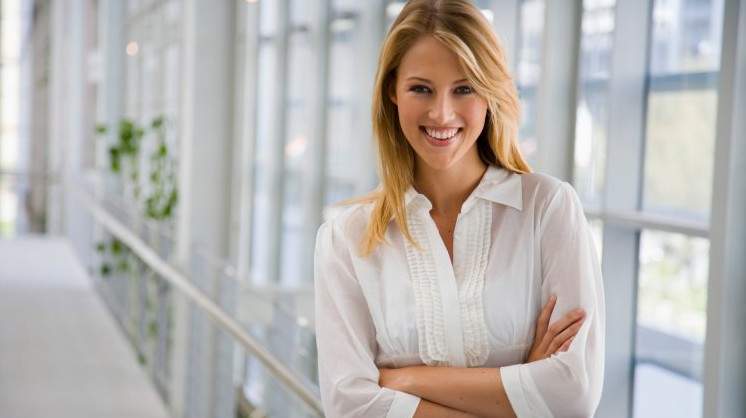 Весьма деловая красивая девушка на фото