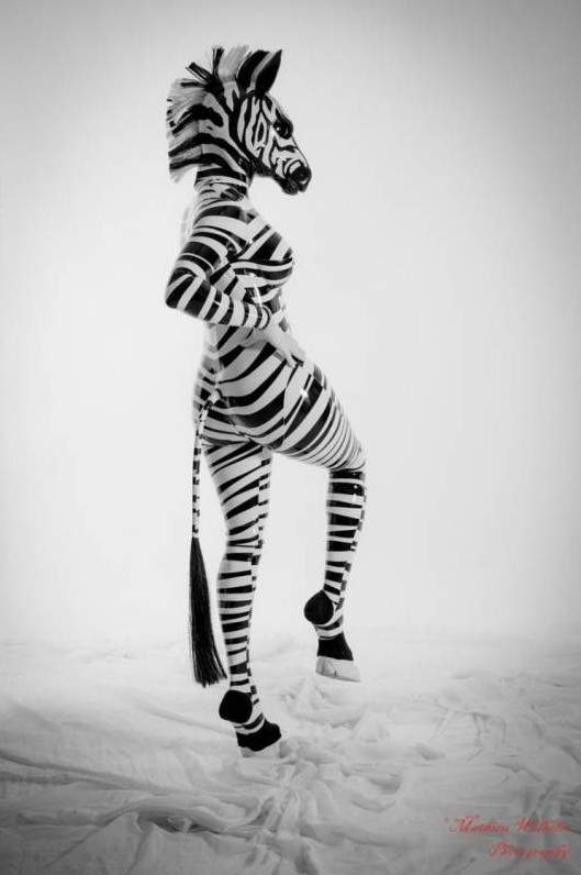 Женщина зебра на фото