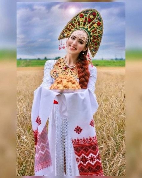 Белорусская красивая девушка в государственном костюмчике на фото