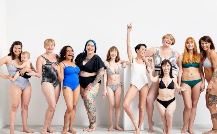 Бодипозитивная красивая девушка