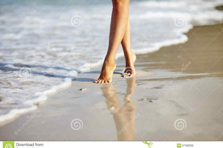 Босоногая красивая девушка на пляже