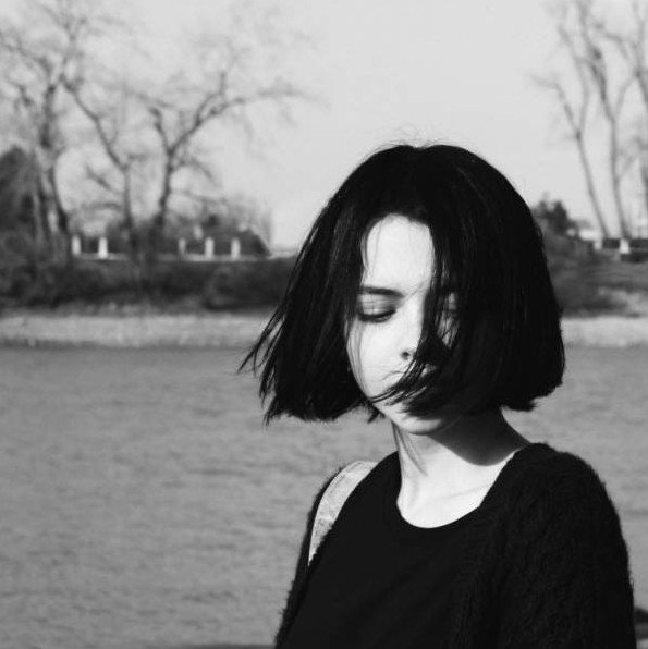 Черная красивая девушка с каре на фото