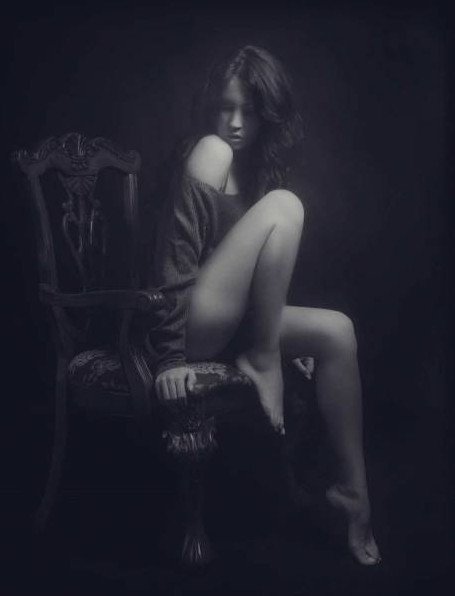 Две очаровательные женщины на стуле