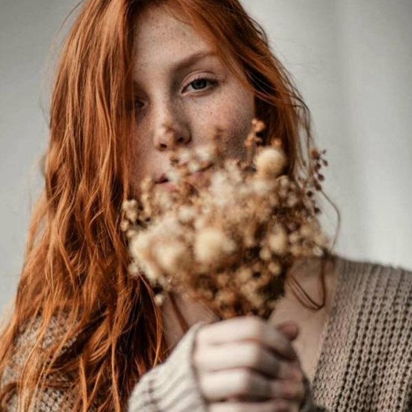 Две рыжеватые очаровательные женщины