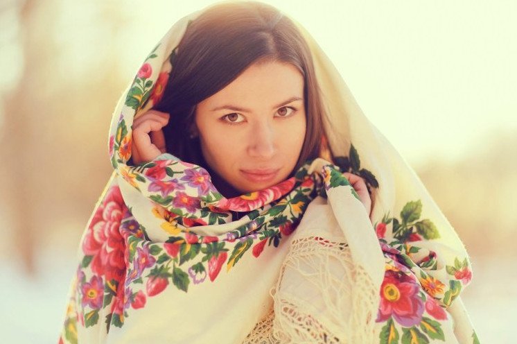 Еврейская красивая девушка в платке