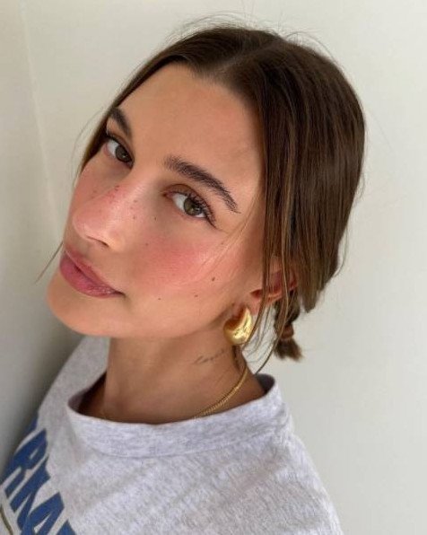 Искренная красивая девушка на фото