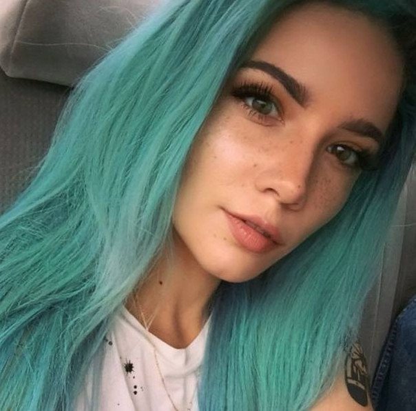 Изумрудная красивая девушка