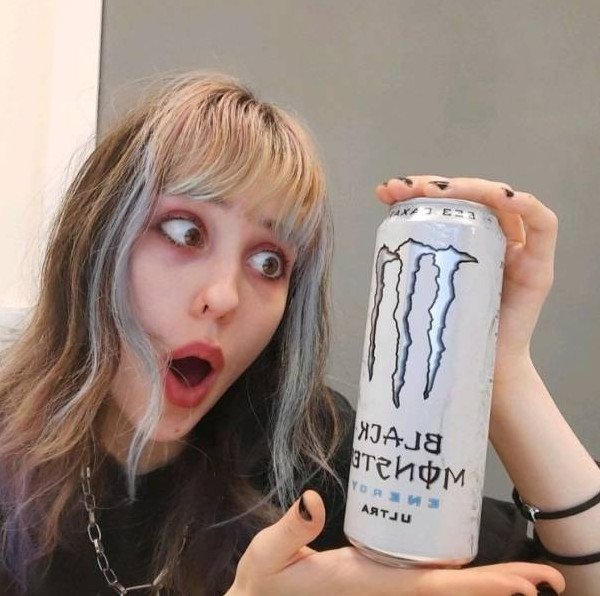 Энергетичная красивая девушка