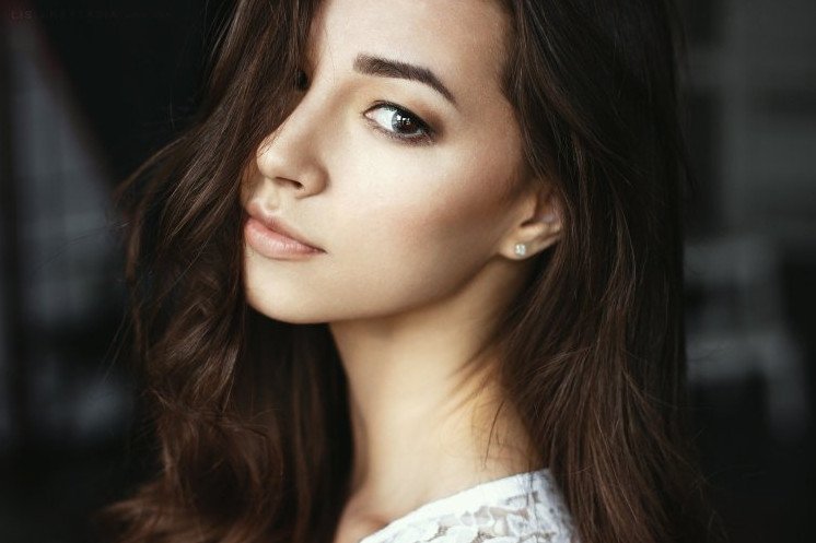 Кареглазые очаровательные женщины с темными волосами на фото