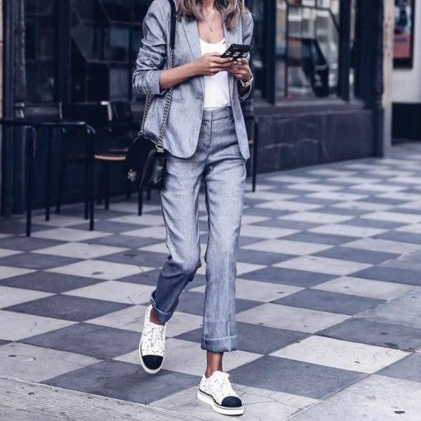 Кэжуальная красивая девушка на фото