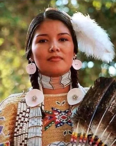 Коренные краснокожие очаровательные женщины на фото