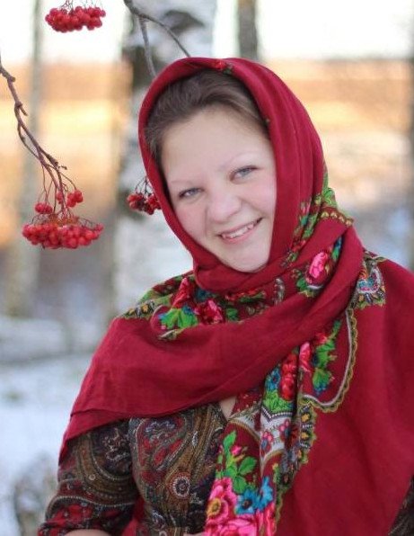 Красивая девушка деревенская в платке
