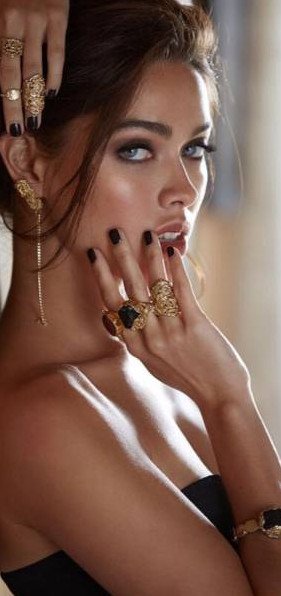 Красивая девушка интриганка