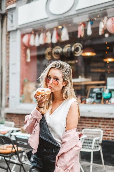 Красивая девушка малой комплектации