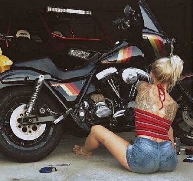 Красивая девушка мотомеханик