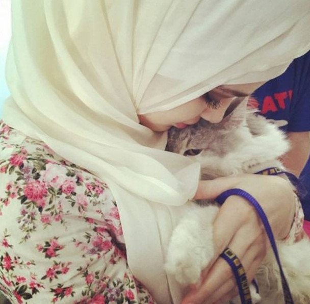 Красивая девушка мусульманка с лошадью