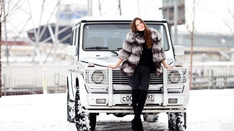 Красивая девушка на гелендвагене