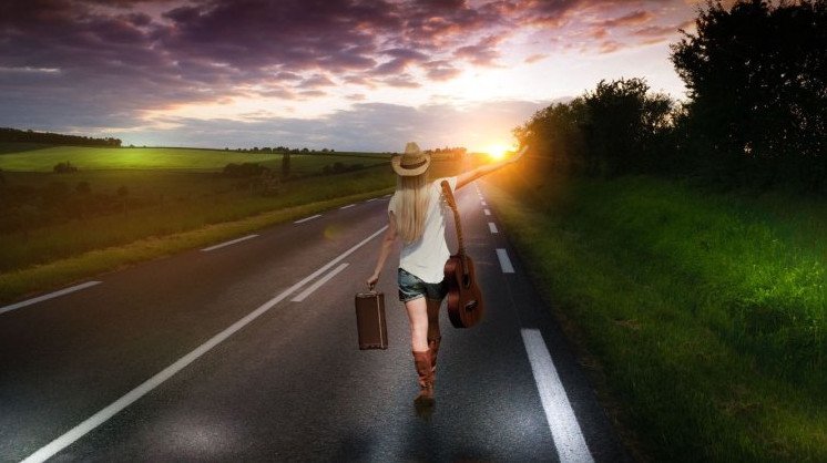 Красивая девушка на перекрестке дорог на фото