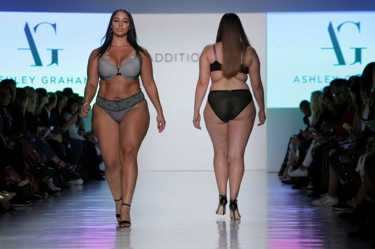 Красивая девушка на подие в купальнике на фото