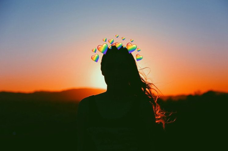 Красивая девушка на закате с длинющими волосами