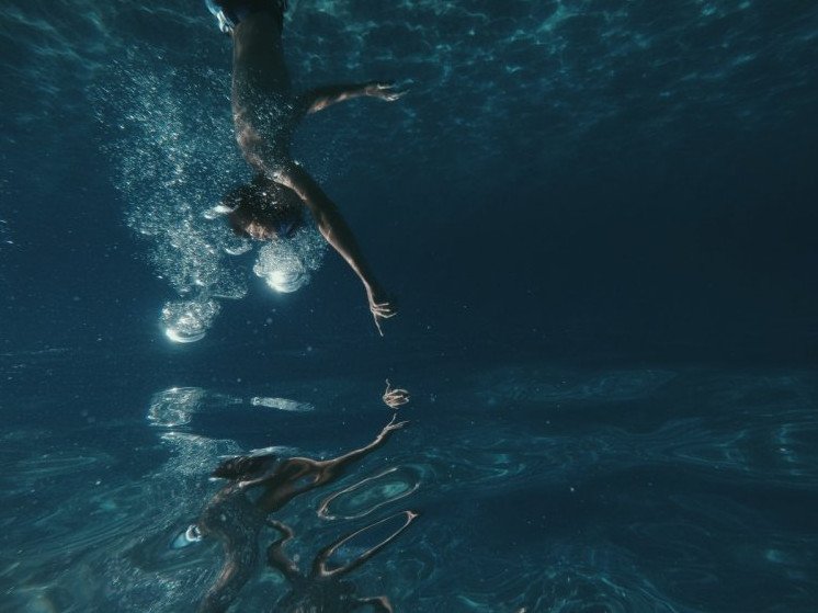 Красивая девушка ныряльщик