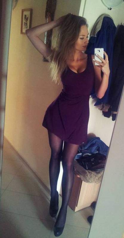 Красивая девушка перед зеркалом в юбке на фото