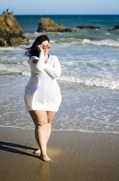 Красивая девушка пухлая на море