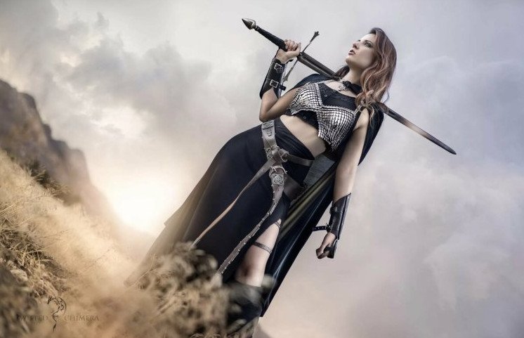 Красивая девушка рыцарь косплей