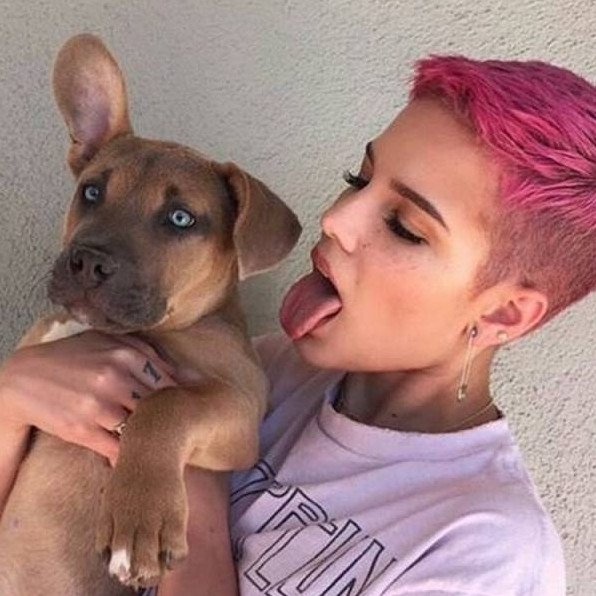 Красивая девушка с андеркатом